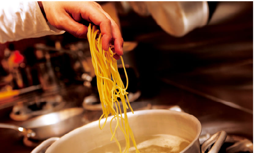 湯上がりのもちもち生パスタを手ですくう様子