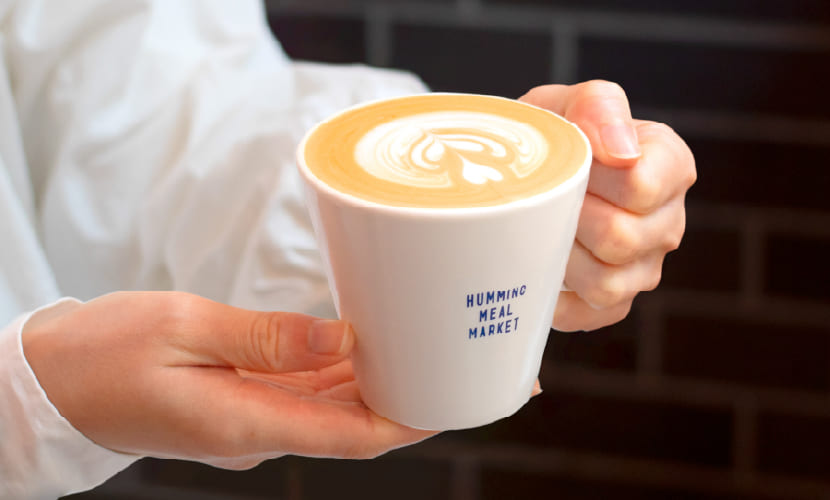 バリスタが淹れるコーヒーとカフェラテ